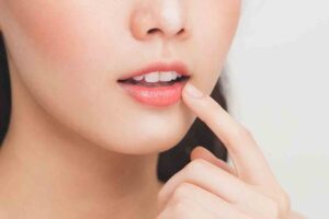 5 Cara Memerahkan Bibir Secara Alami yang Patut Kamu Coba